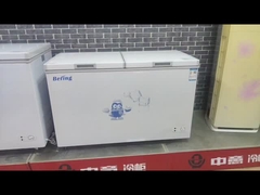 - Un congelatore a doppia porta.